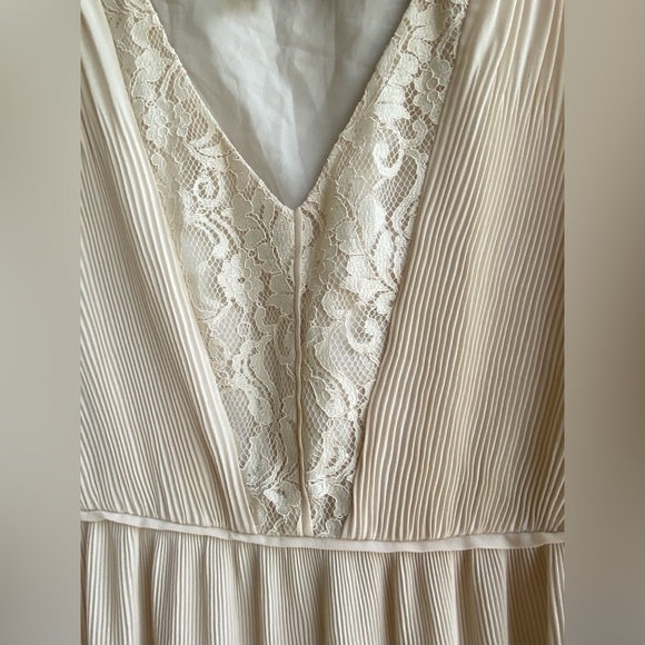 Forever 21 Beautiful Sleeveless V-Neck Lace Pleated Dress - Picture 2 of 6